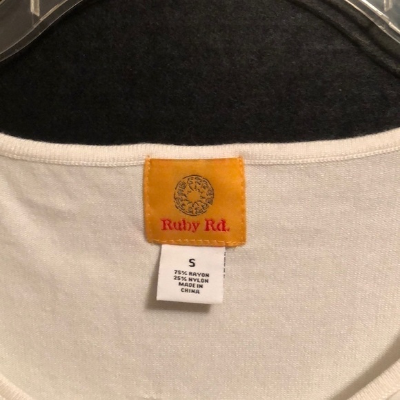 Ruby road top. White with applicate flowers. Small - Picture 3 of 3